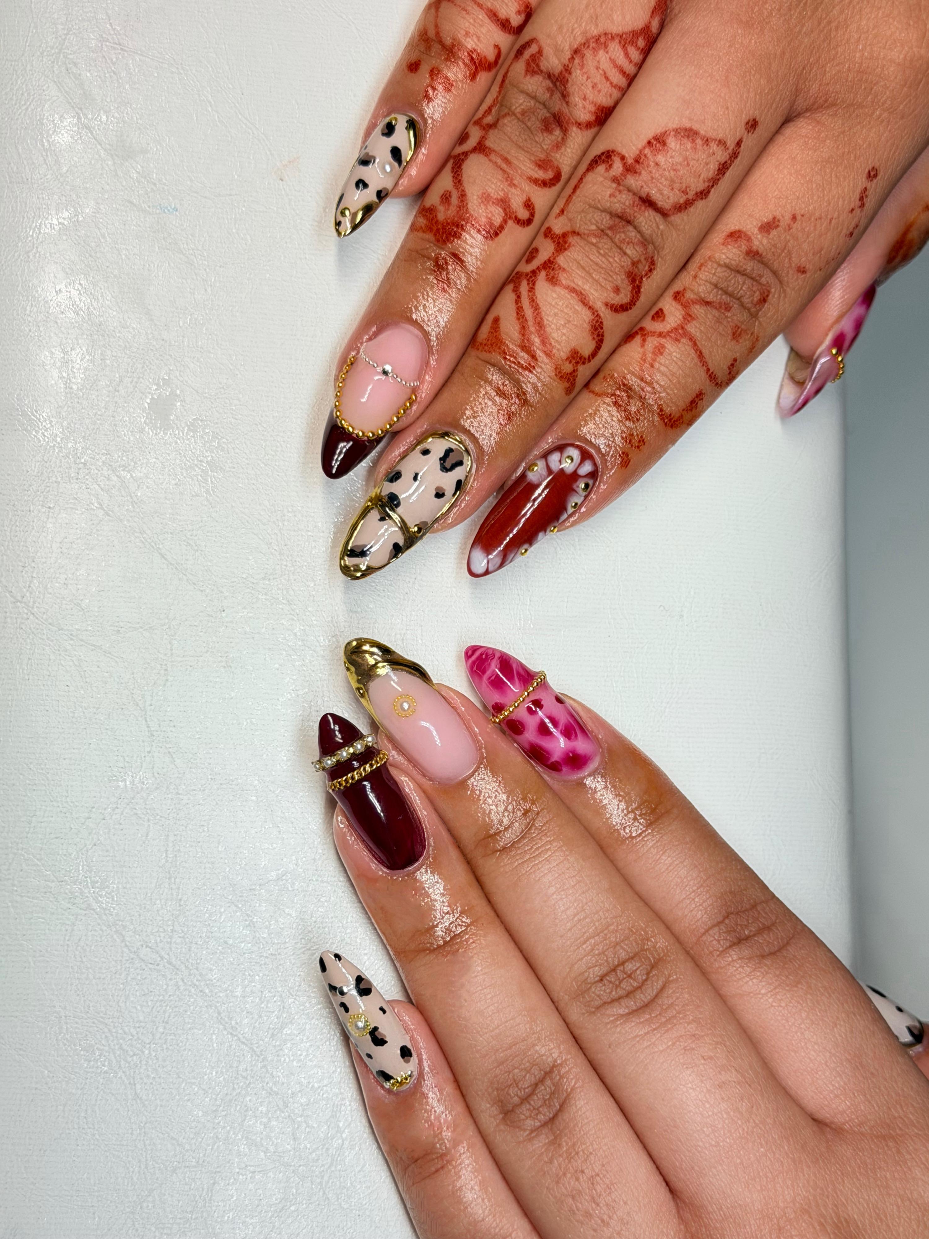 Gel-Nägel Schwechat – Animal Print Fullcover Stiletto mit Henna-Händen