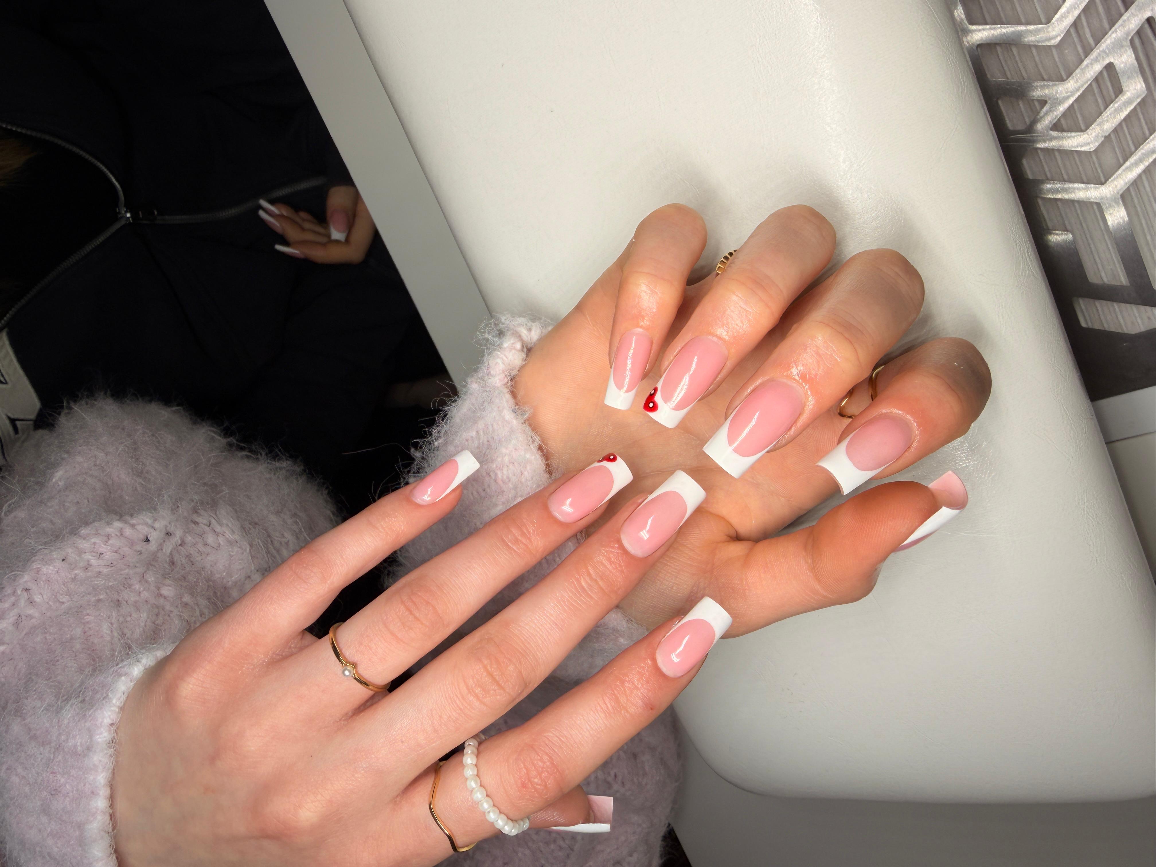 Gel-Nägel Schwechat – Klassische French Manicure Square mit weißem Tip und rotem Herzchen