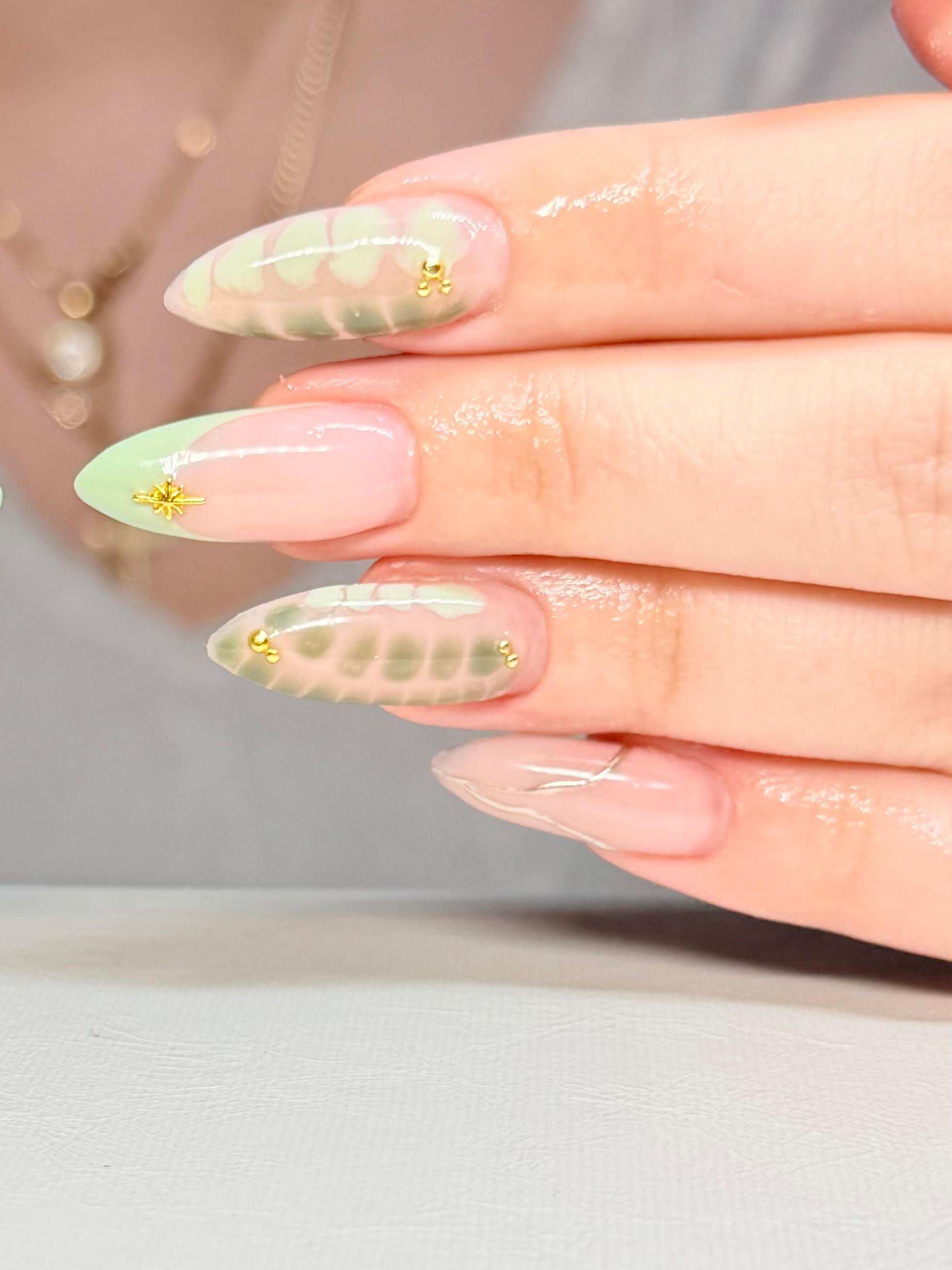 Gel-Nägel Schwechat – Grünes Tiedye Botanical Design mit Goldcharms, Stiletto