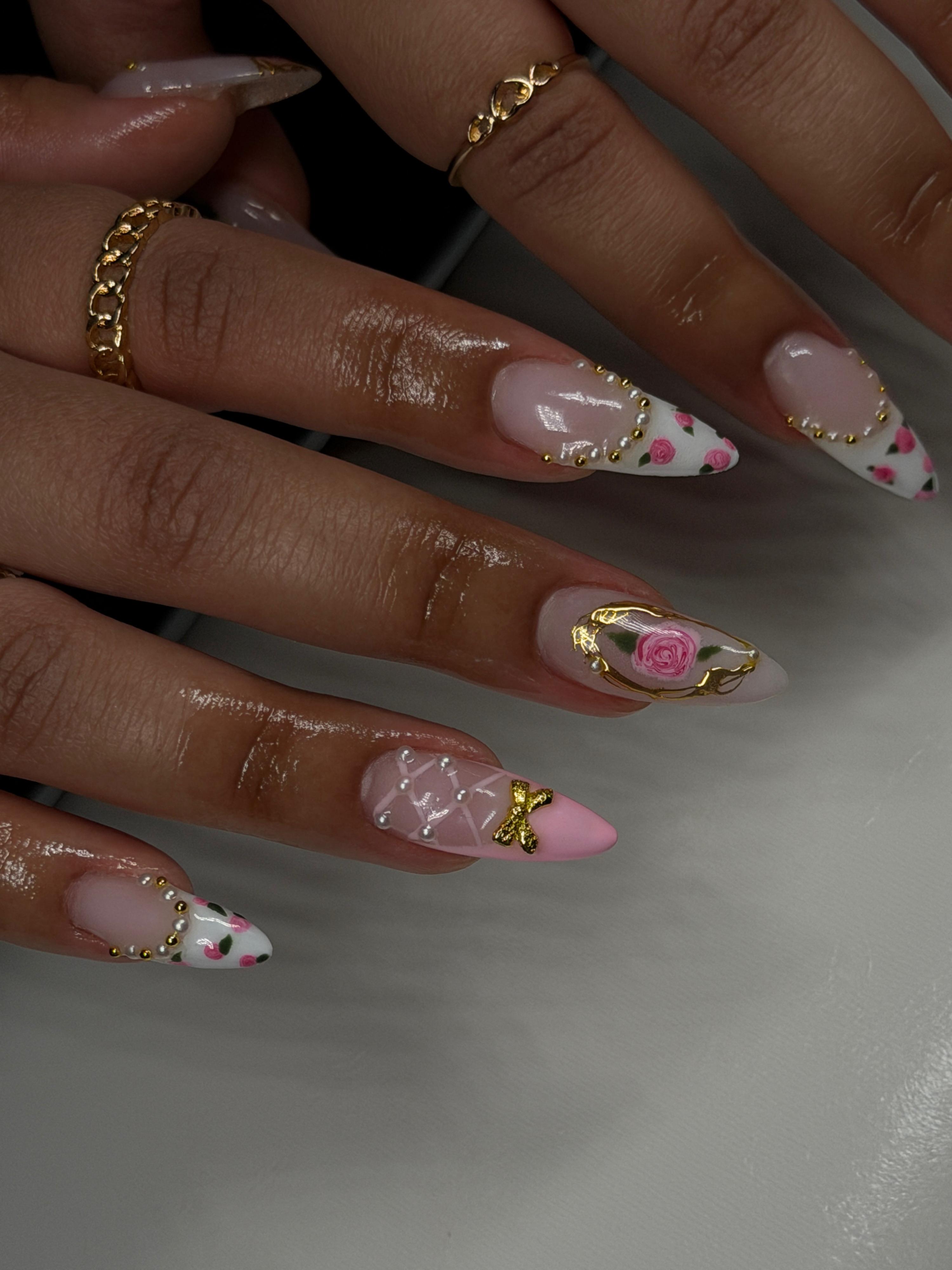 Gel-Nägel Schwechat – French Manicure mit Rosen und Perlen, Nails by Verena